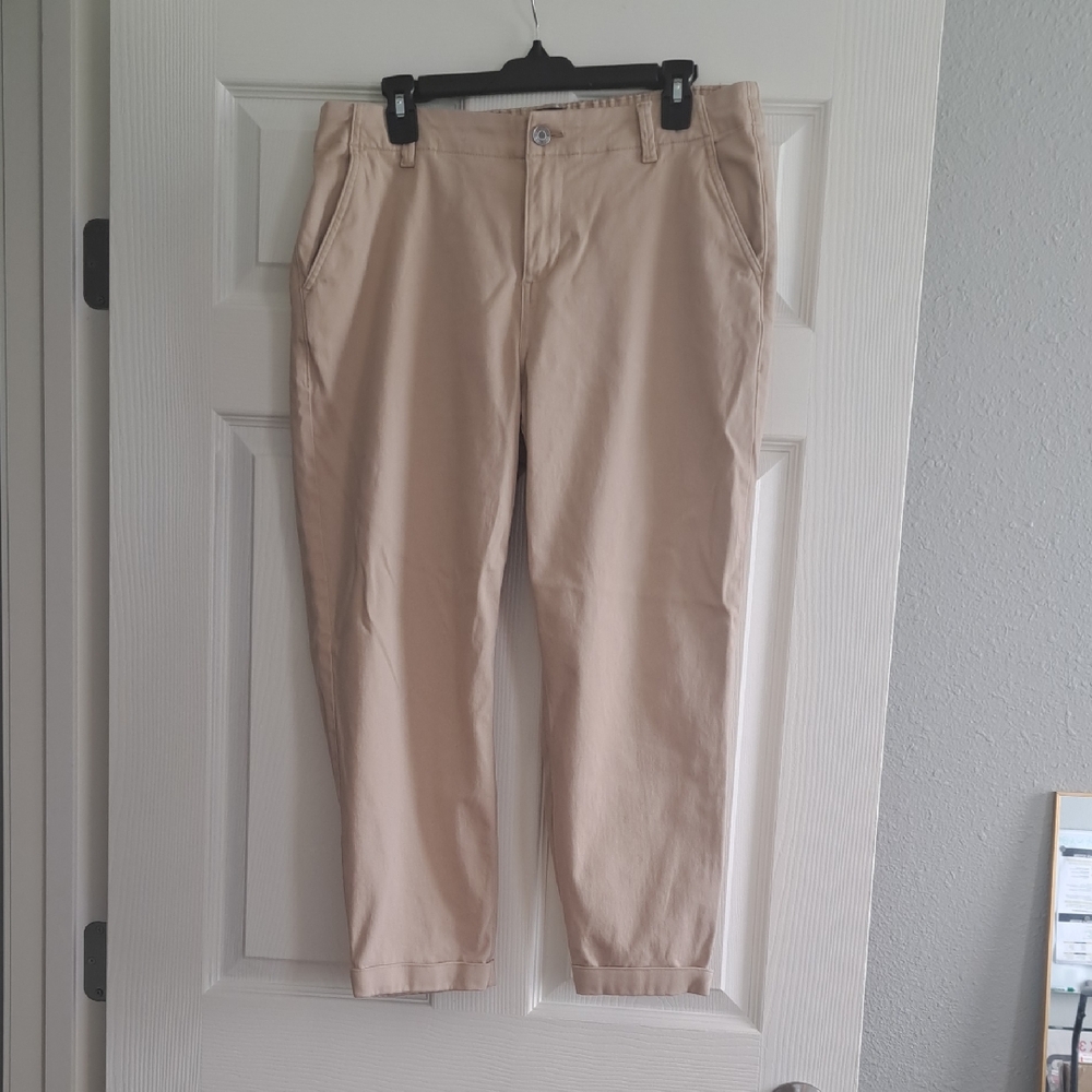 ⌛️ GAP Khakis 4/18